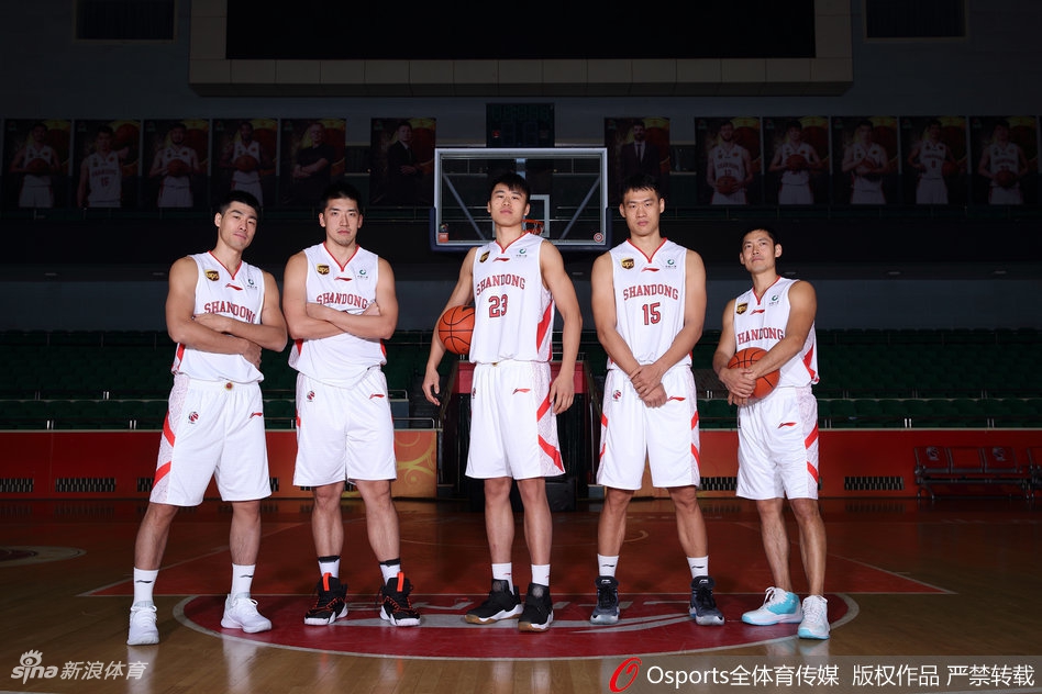 山东发布新赛季官方照片 莫泰人气爆棚