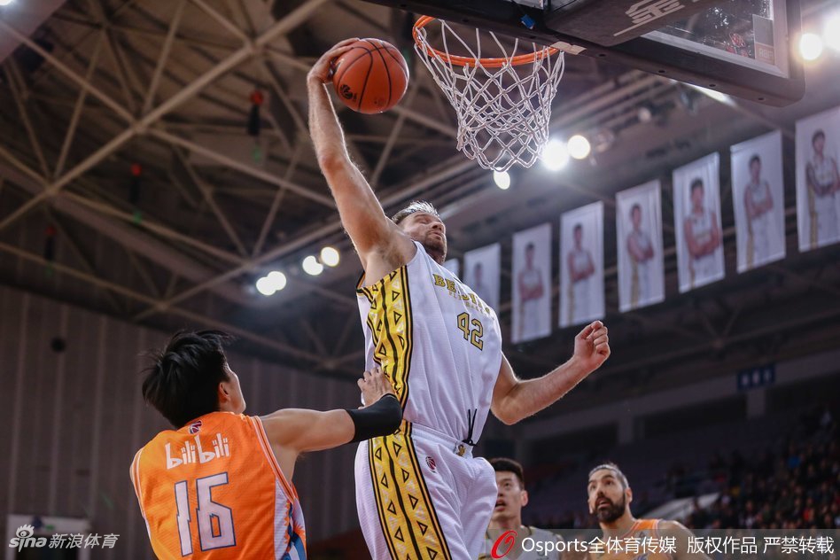CBA第10轮:北控137-136上海