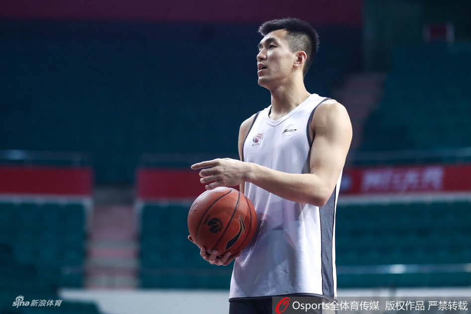 辽宁赛前训练 郭艾伦飘逸投篮秀帅气侧颜