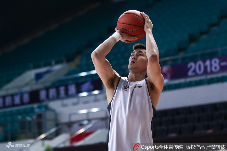 辽宁赛前训练 郭艾伦飘逸投篮秀帅气侧颜