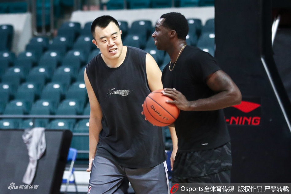 辽宁赛前训练 郭艾伦飘逸投篮秀帅气侧颜