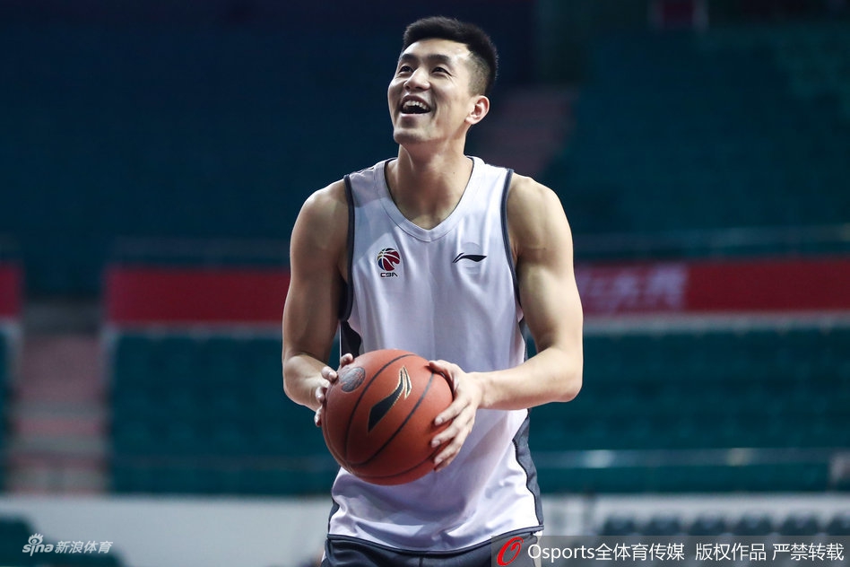辽宁赛前训练 郭艾伦飘逸投篮秀帅气侧颜
