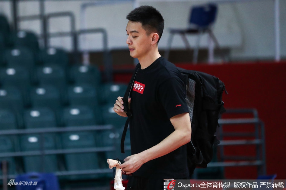 辽宁赛前训练 郭艾伦飘逸投篮秀帅气侧颜