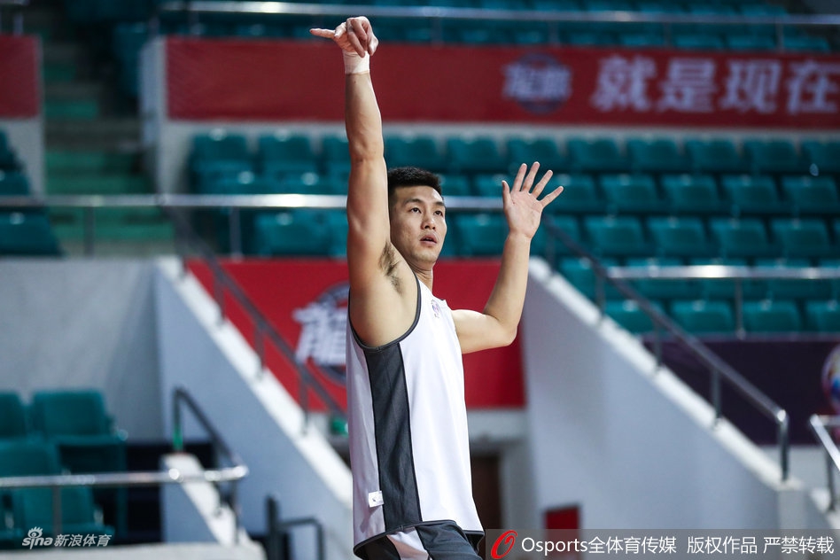 辽宁赛前训练 郭艾伦飘逸投篮秀帅气侧颜