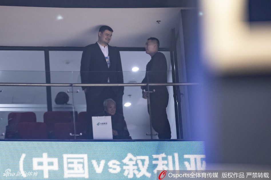 顶天立地的男子汉！姚明现场看球头顶天花板