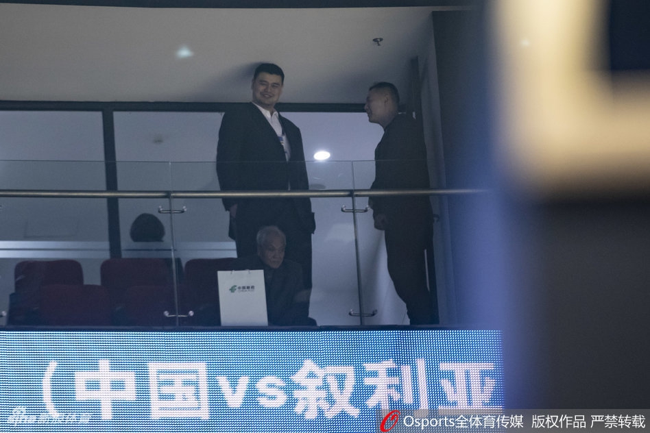 顶天立地的男子汉！姚明现场看球头顶天花板