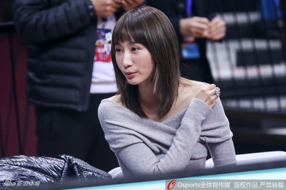 周鹏爱妻现场观战全明星露香肩
