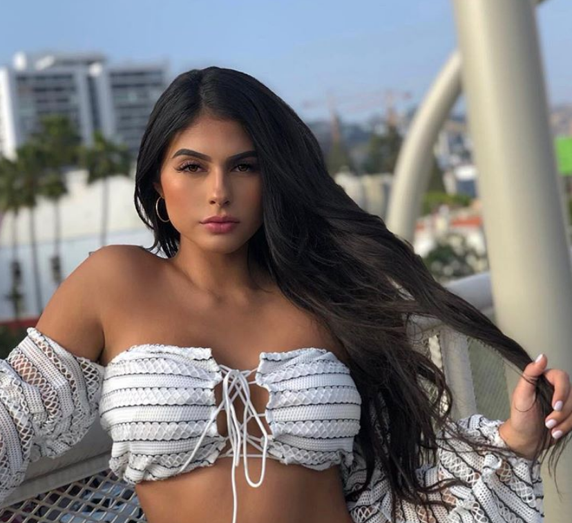 美！网红美女模特海边大秀球技