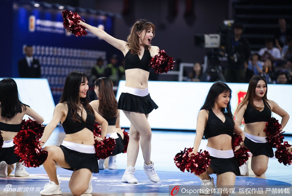 郭艾伦惨遭性感篮球宝贝“围攻”