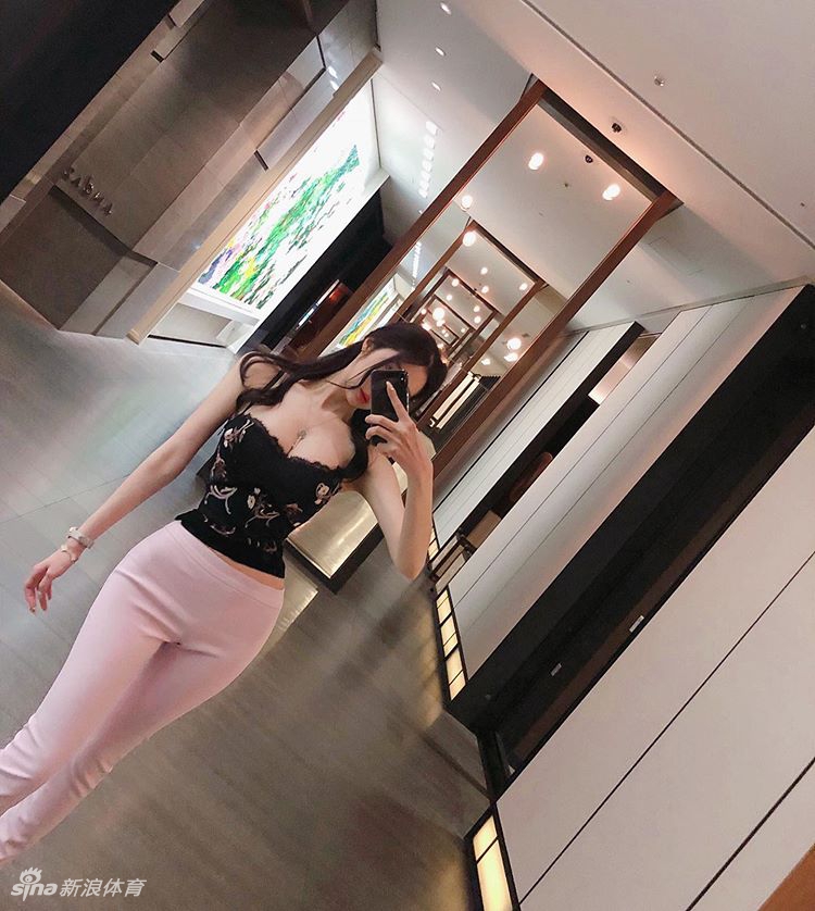 网红美女身材完美酷爱奢侈品