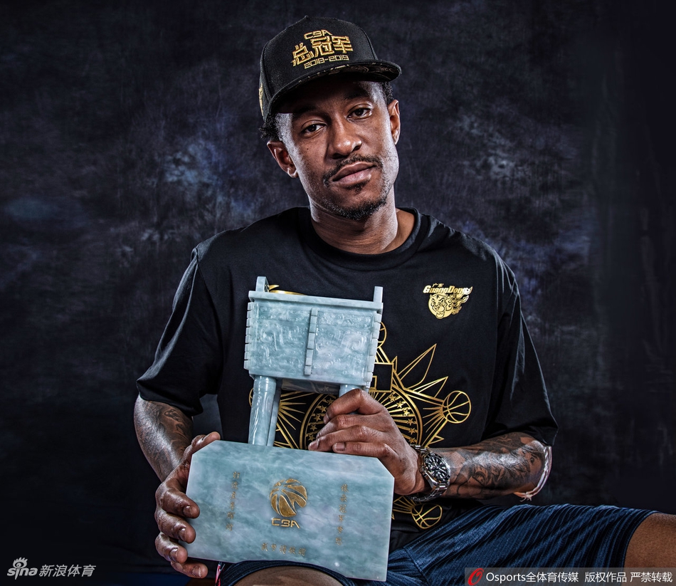 广东夺冠写真！阿联扛冠军鼎英气逼人