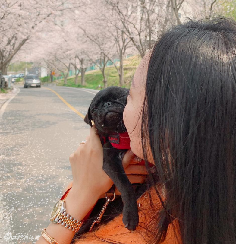 网红美女倒地完美身材若隐若现