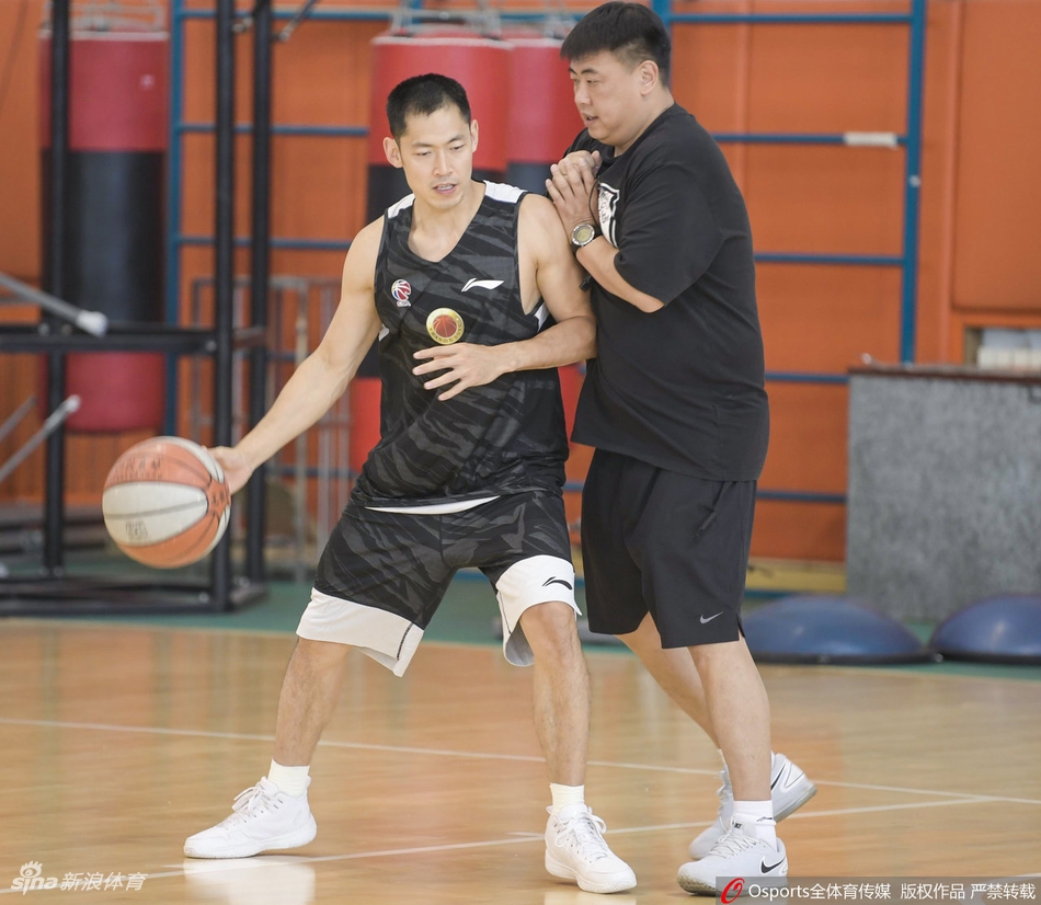 山东队公开训练课 新帅巩晓彬一丝不苟