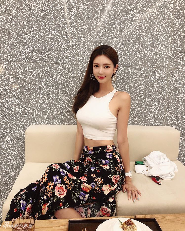 网红美女身材傲人形象气质佳