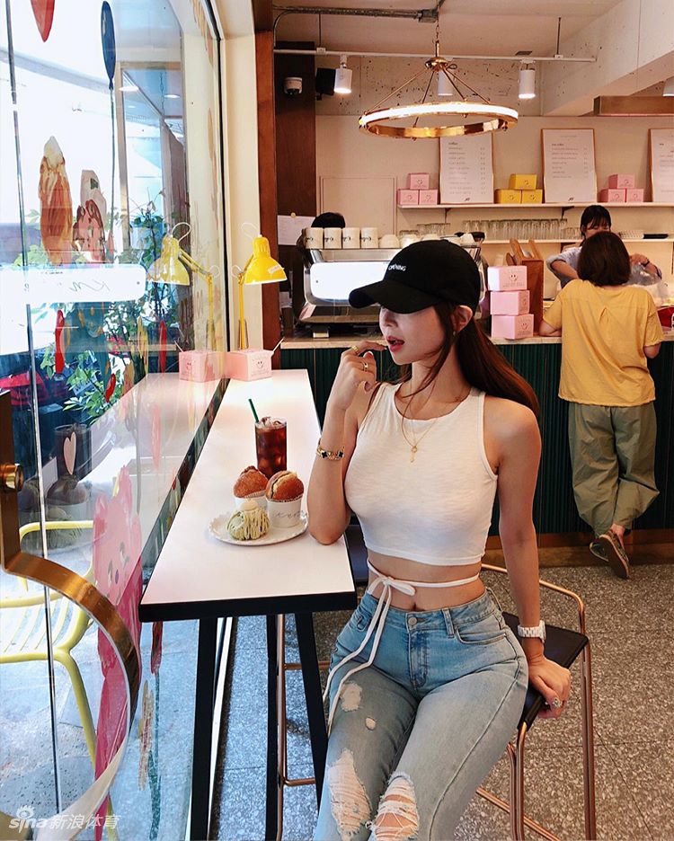 网红美女身材傲人形象气质佳