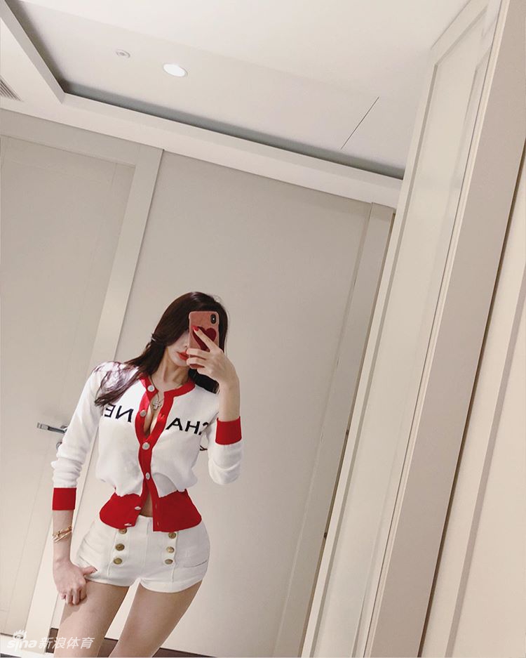 网红美女身材完美酷爱奢侈品