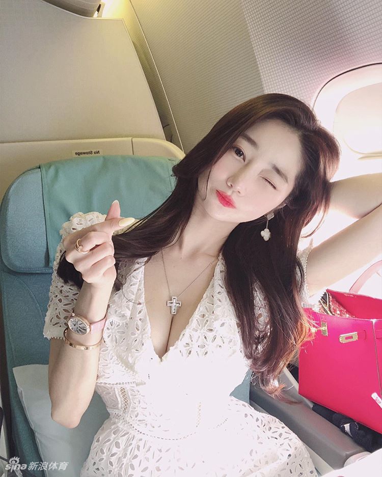 网红美女身材完美酷爱奢侈品