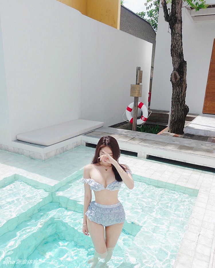 网红美女身材完美酷爱奢侈品