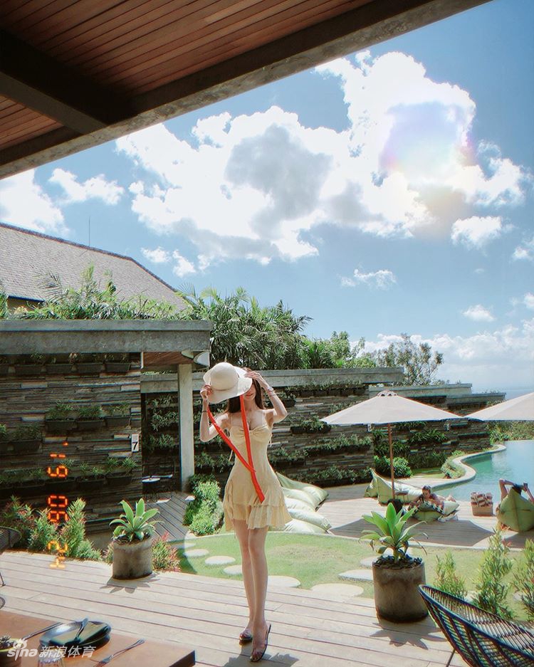 网红美女身材完美酷爱奢侈品