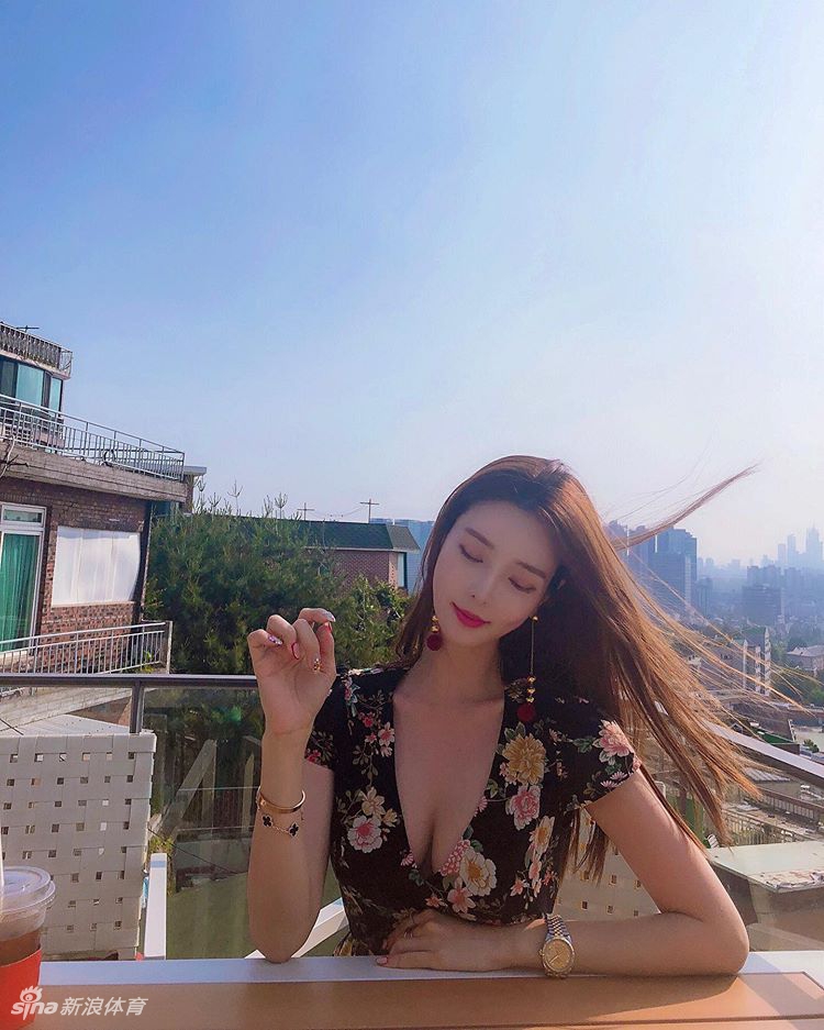 网红美女身材傲人形象气质佳