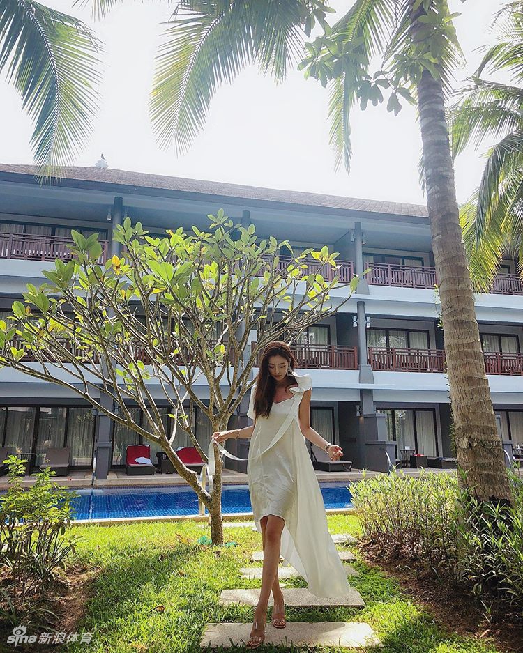 网红美女身材傲人形象气质佳