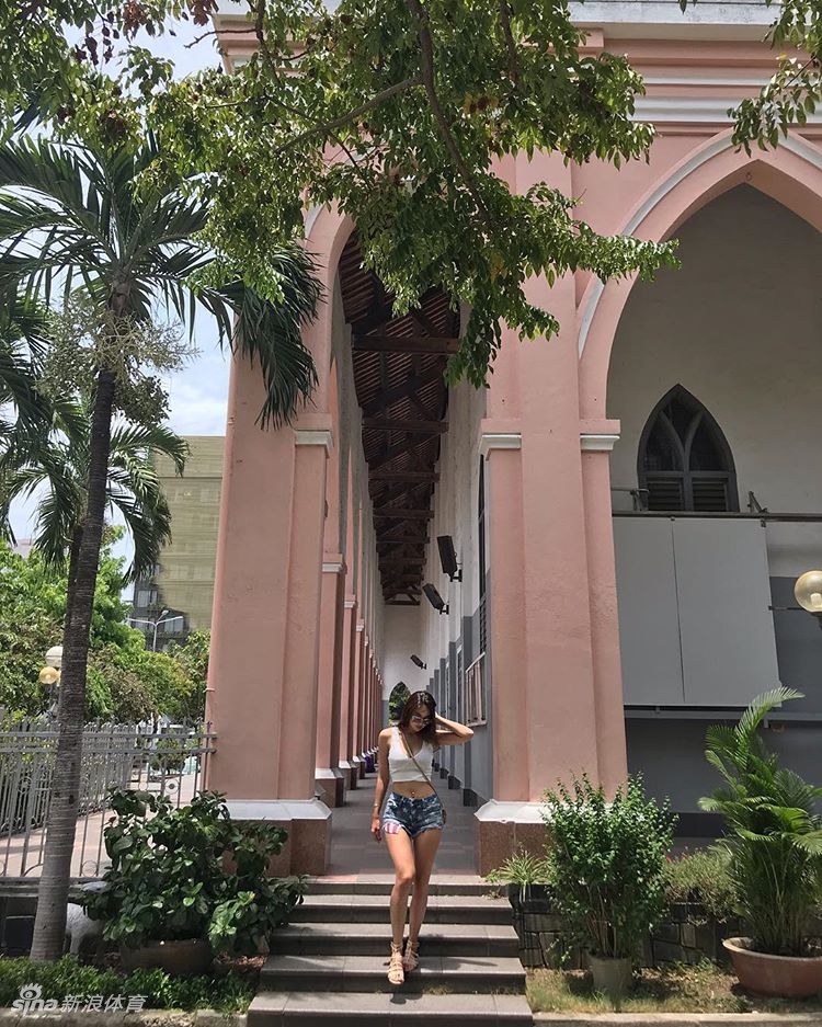 什么魔鬼身材?网红美女泳池边秀傲人身姿