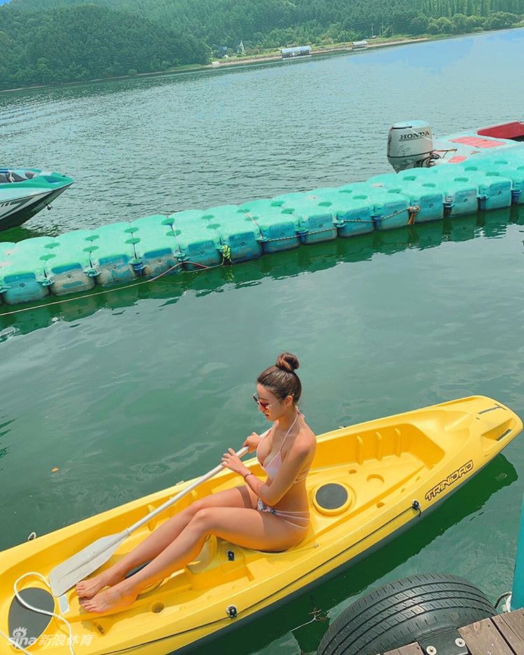 什么魔鬼身材?网红美女泳池边秀傲人身姿