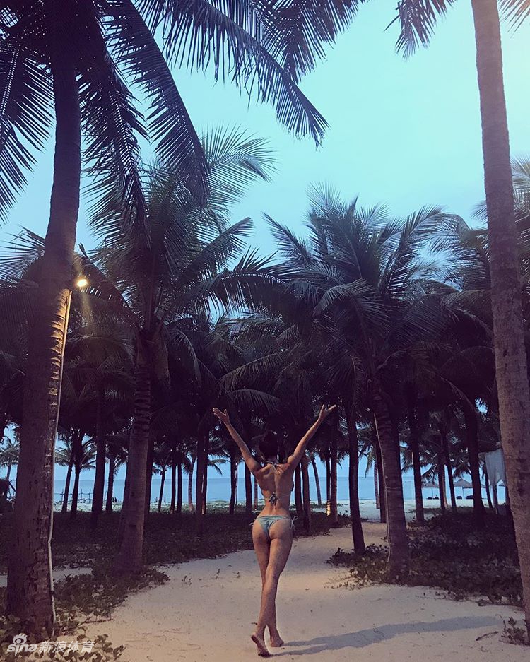 什么魔鬼身材?网红美女泳池边秀傲人身姿