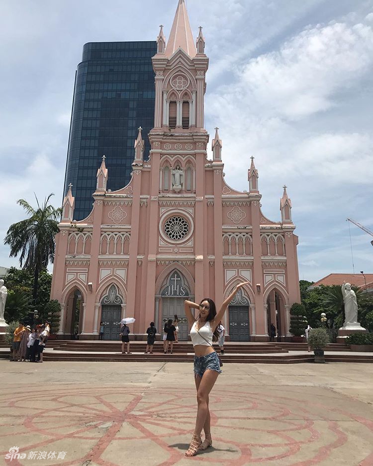 什么魔鬼身材?网红美女泳池边秀傲人身姿