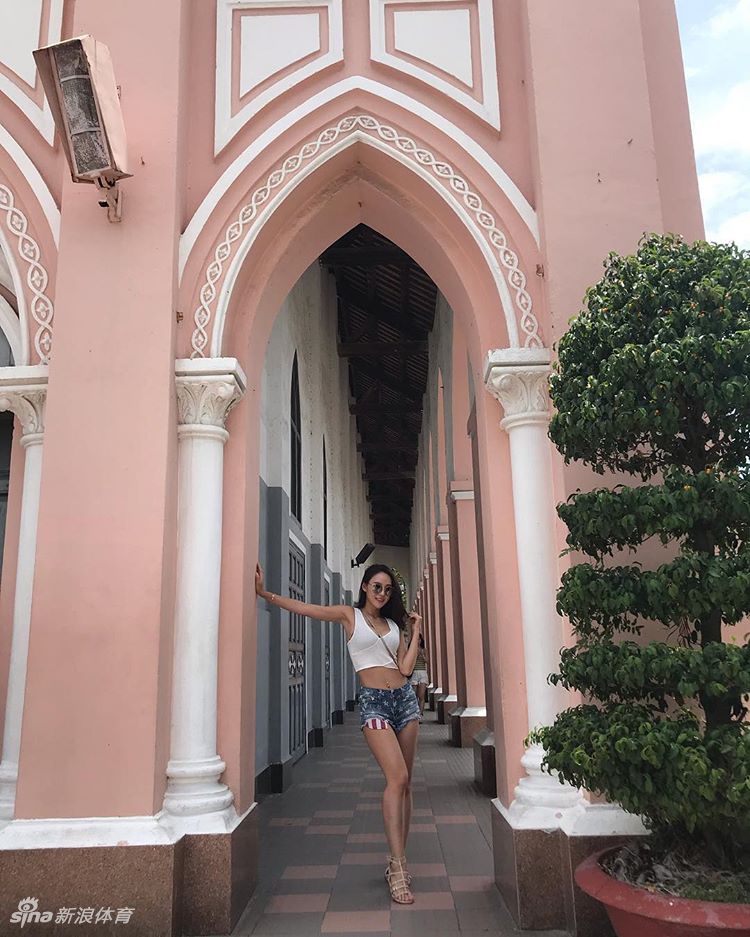 什么魔鬼身材?网红美女泳池边秀傲人身姿