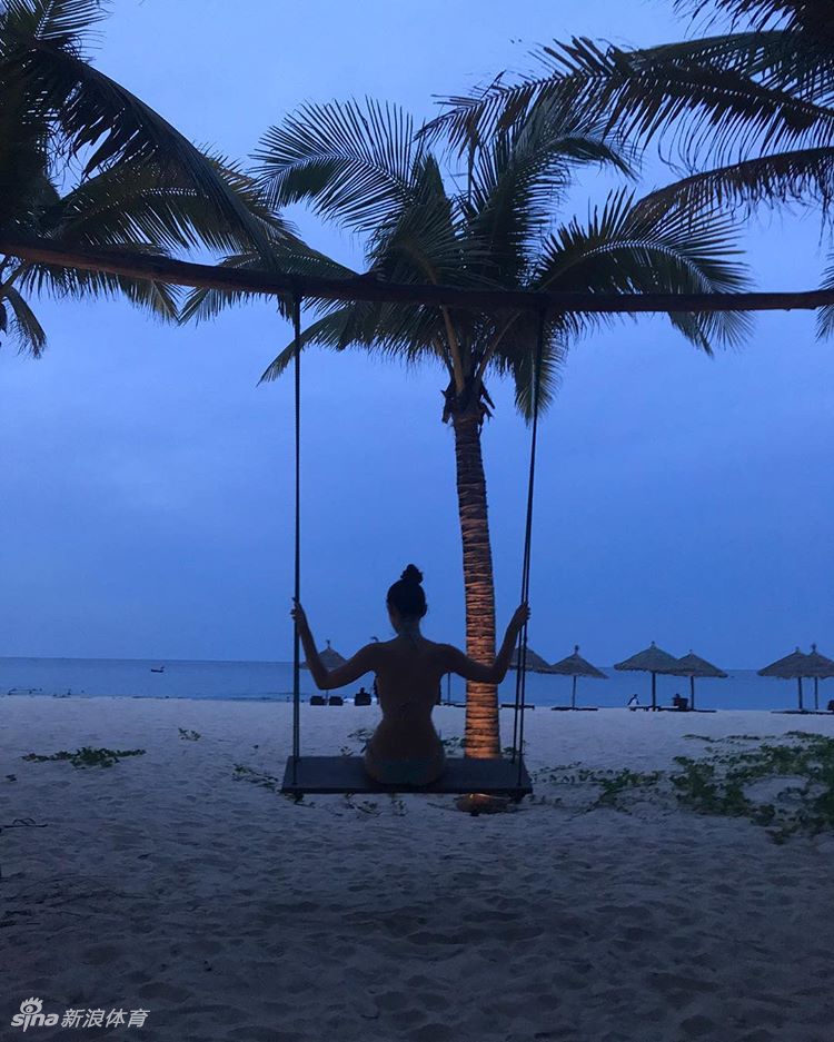 什么魔鬼身材?网红美女泳池边秀傲人身姿