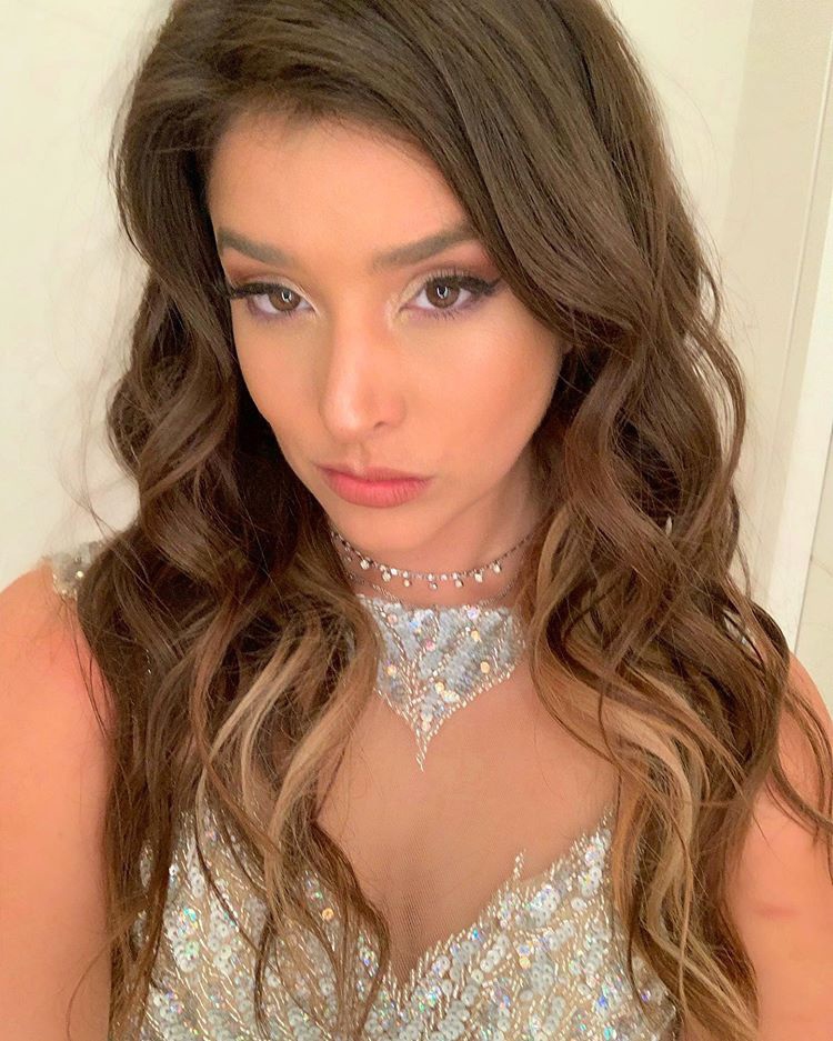 国王老板千金再发美照 异域风情妩媚动人