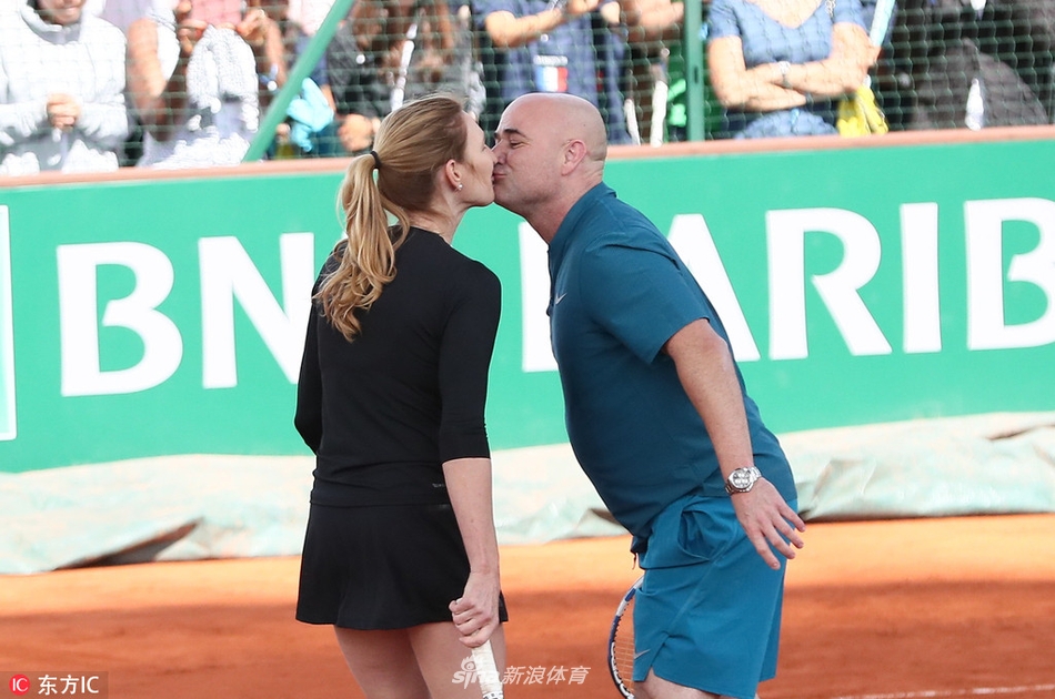 阿加西与格拉芙打表演赛撒狗粮_高清图集_新浪网