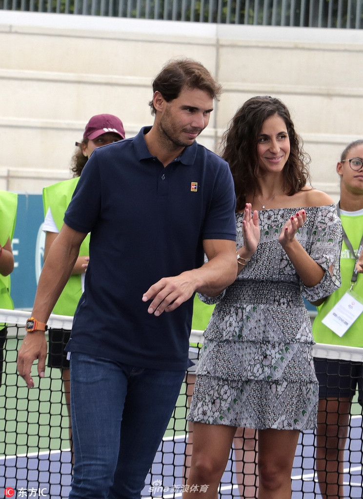 纳达尔携女友出席基金会活动