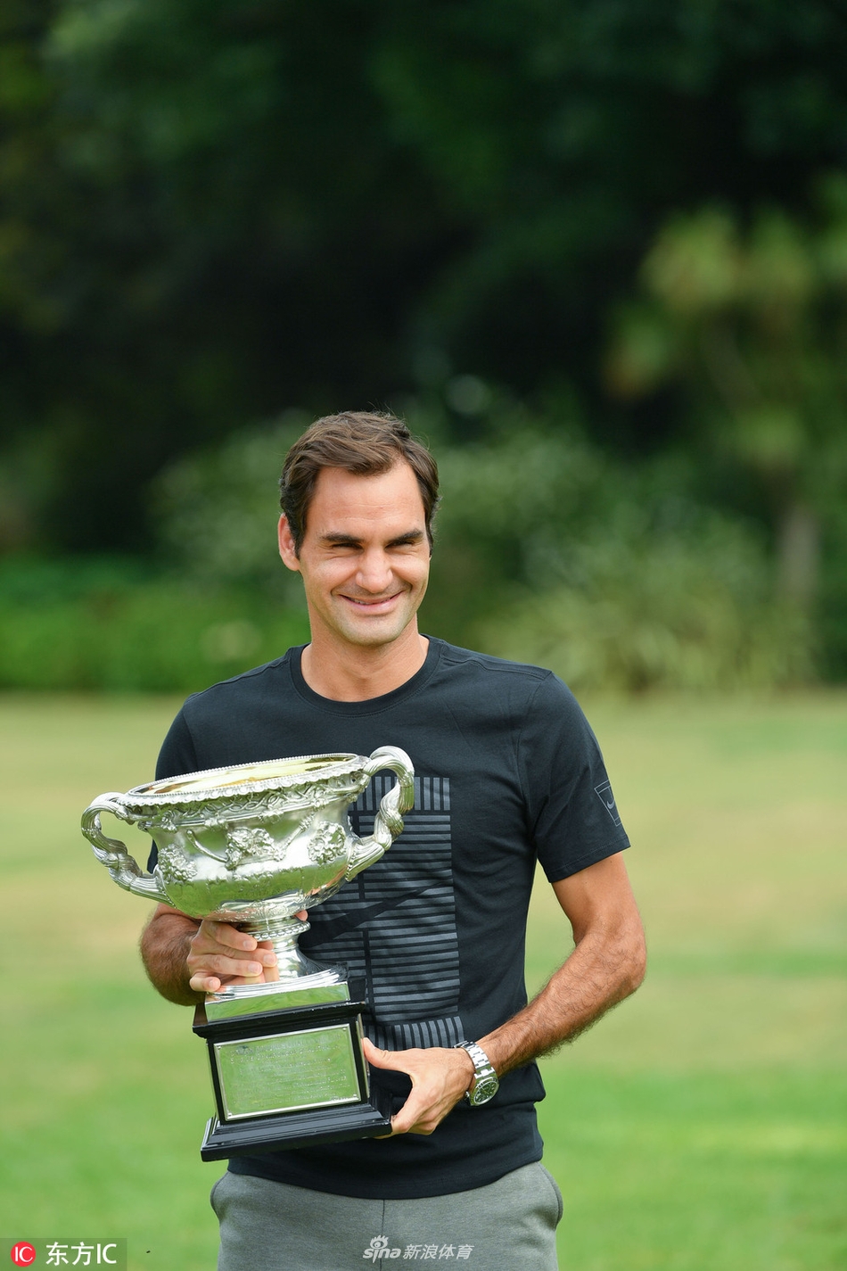 费德勒拍摄澳网冠军写真