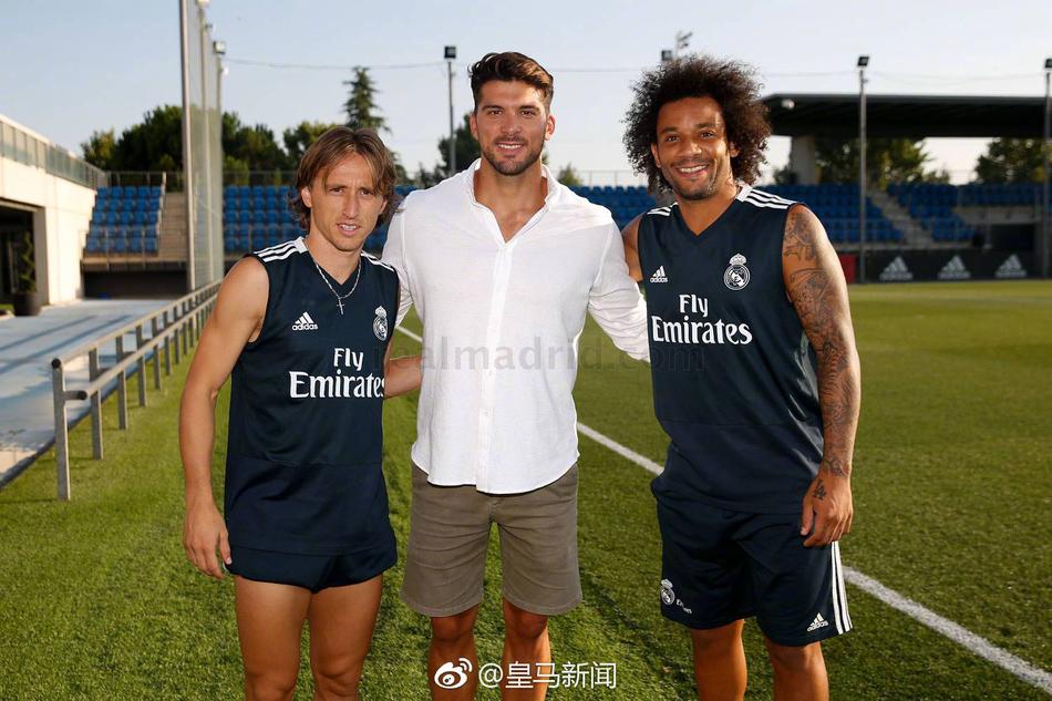 西班牙名将造访皇马训练基地