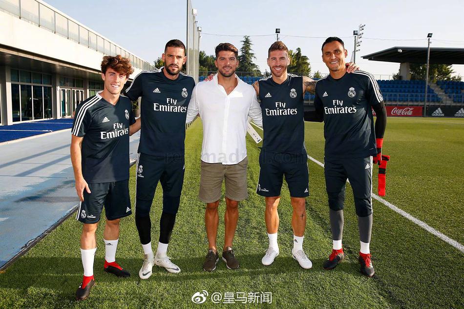 西班牙名将造访皇马训练基地