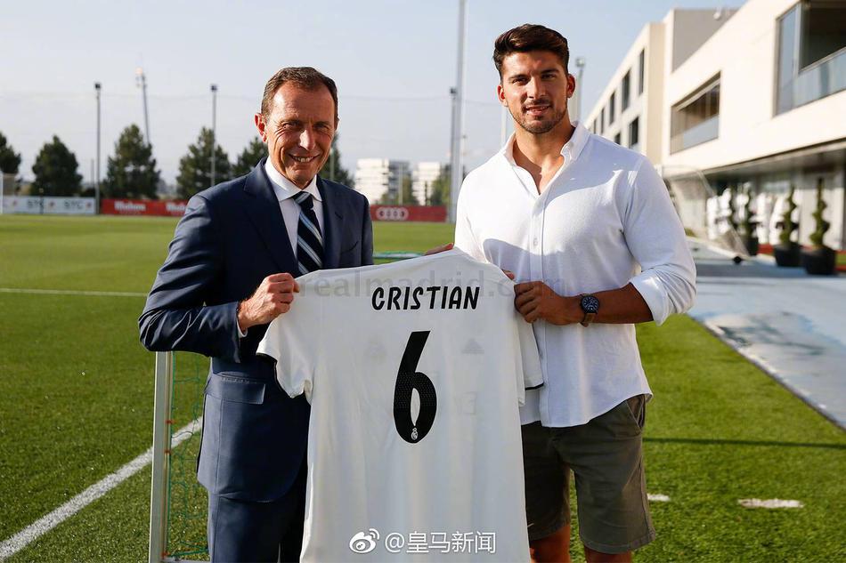 西班牙名将造访皇马训练基地