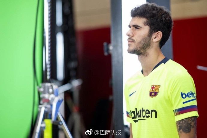 巴萨全队拍摄2018/19赛季官方照