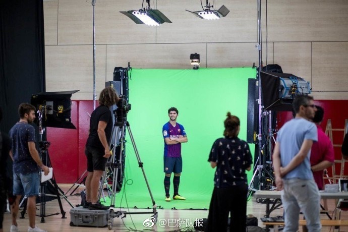 巴萨全队拍摄2018/19赛季官方照