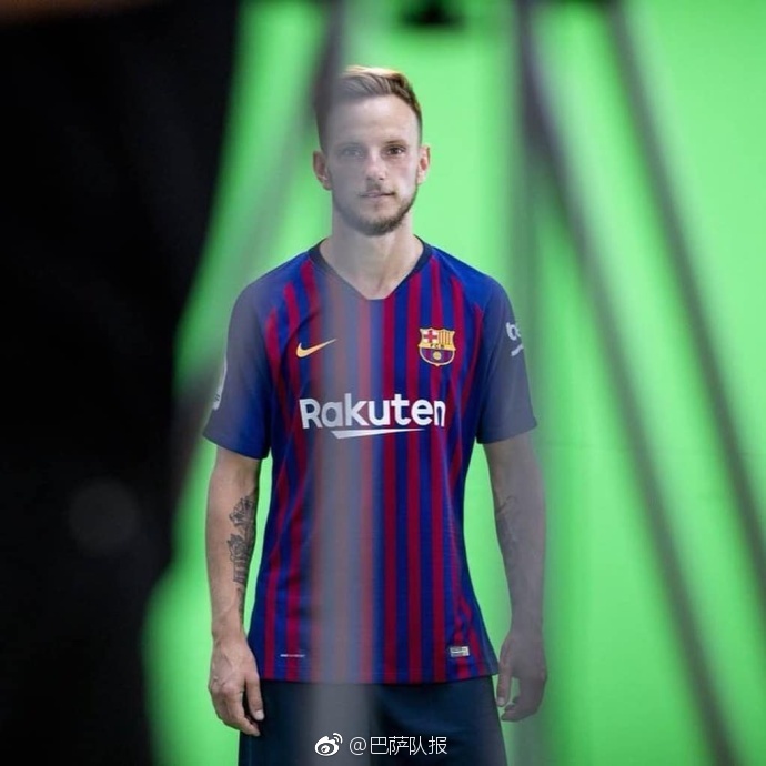 巴萨全队拍摄2018/19赛季官方照