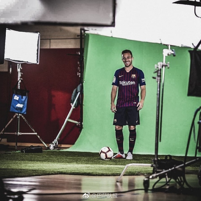 巴萨全队拍摄2018/19赛季官方照