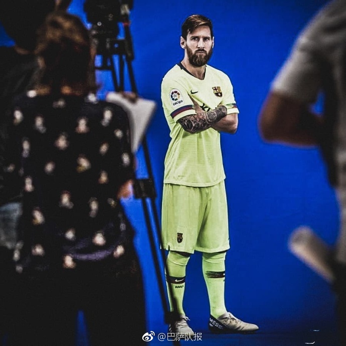 巴萨全队拍摄2018/19赛季官方照