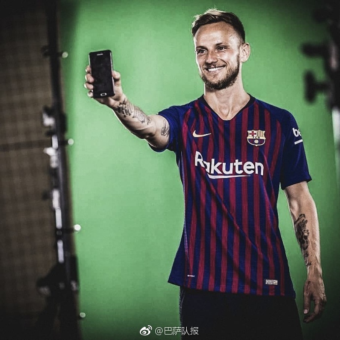 巴萨全队拍摄2018/19赛季官方照