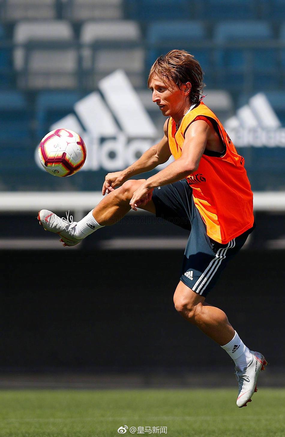 皇马训练备战联赛 魔笛抢镜