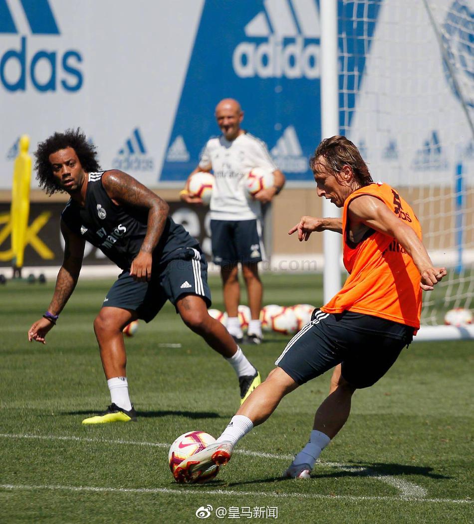 皇马训练备战联赛 魔笛抢镜