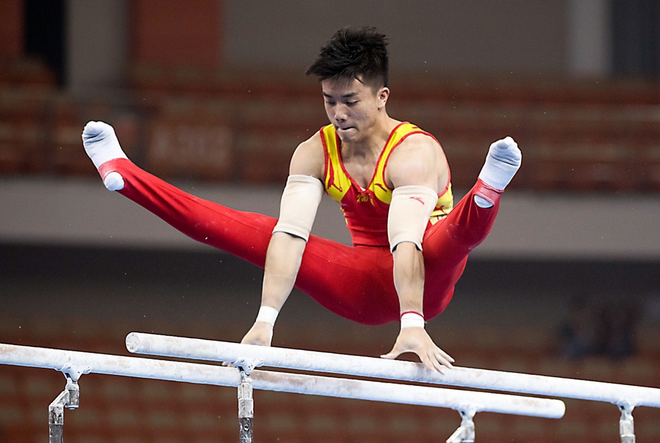 林超攀翻腾抓杠