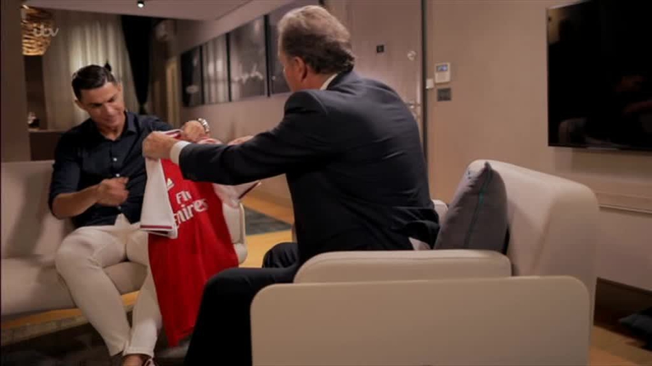 C罗亲手举起阿森纳7号球衣！