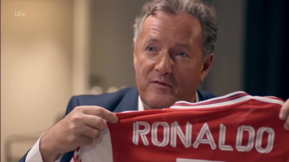 C罗亲手举起阿森纳7号球衣！