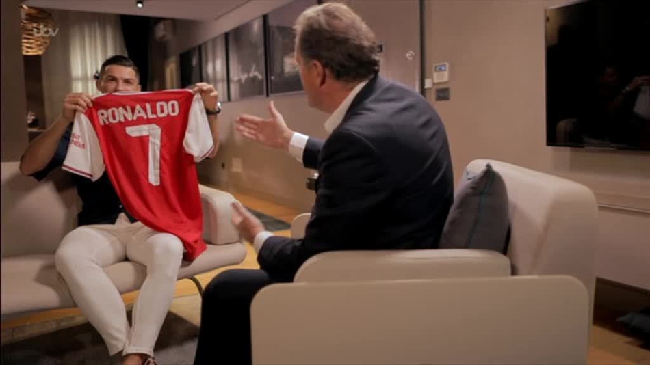 C罗亲手举起阿森纳7号球衣！